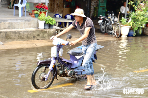 13 tiếng sau mưa, khu dân cư ở Bình Chánh vẫn ngập lai láng - Ảnh 4. 13 tiếng sau mưa, khu dân cư ở Bình Chánh vẫn ngập lai láng - Ảnh 4.