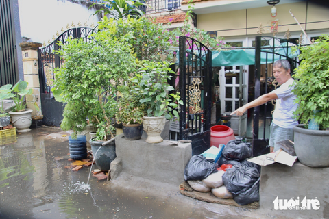 13 tiếng sau mưa, khu dân cư ở Bình Chánh vẫn ngập lai láng - Ảnh 5. 13 tiếng sau mưa, khu dân cư ở Bình Chánh vẫn ngập lai láng - Ảnh 5.