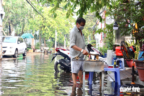 13 tiếng sau mưa, khu dân cư ở Bình Chánh vẫn ngập lai láng - Ảnh 6. 13 tiếng sau mưa, khu dân cư ở Bình Chánh vẫn ngập lai láng - Ảnh 6.