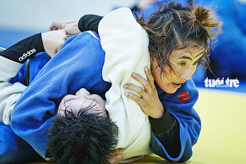 Khổ luyện săn vàng SEA Games 32 - Ảnh 2. Các nữ VĐV tuyển judo đang luyện tập thi đấu đối kháng