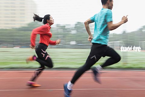 Khổ luyện săn vàng SEA Games 32 - Ảnh 5. VĐV điền kinh Nguyễn Thị Huyền tập tăng tốc đua sức với một nam VĐV tuyển trẻ điền kinh Việt Nam