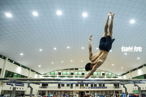 Khổ luyện săn vàng SEA Games 32 - Ảnh 1. VĐV thể dục dụng cụ Lê Thanh Tùng tập luyện xà kép