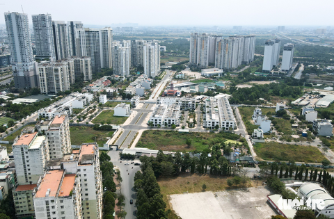 Cận cảnh khu đô thị ở TP Thủ Đức chính quyền không kiểm soát được hạ tầng - Ảnh 4. Đây là trục đường rất quan trọng theo quy hoạch. Trục đường thông suốt có thể kết nối thẳng ra đường Mai Chí Thọ, mở thêm hướng đi về cầu Ba Son (cầu Thủ Thiêm 2) vào quận 1, giảm áp lực giao thông trên đường song hành xa lộ Hà Nội và điểm quay đầu xe trước tòa nhà Cantavil trên xa lộ Hà Nội
