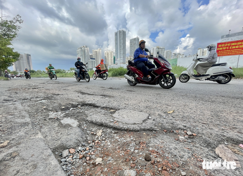 Cận cảnh khu đô thị ở TP Thủ Đức chính quyền không kiểm soát được hạ tầng - Ảnh 5. Đường Nguyễn Hoàng dài khoảng 1,2km từ xa lộ Hà Nội đến đường Lương Định Của đã hư hỏng nhiều năm. Vị trí này đã nhiều lần xảy ra tai nạn giao thông do người dân bị sụp "ổ gà". Sau khi bị phản ảnh, các vị trí hư hỏng được trám bằng xi măng tạm bợ, chỉ ít ngày xe cộ di chuyển là lại bong tróc, hư hỏng trở lại