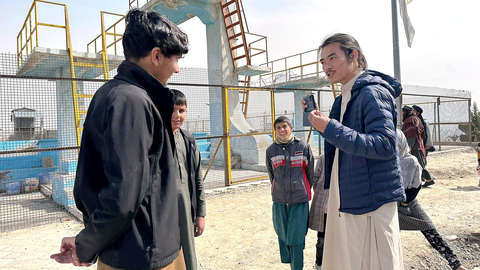 Đến Afghanistan thời Taliban - Kỳ 7: Người Việt lang thang chiến địa Afghanistan - Ảnh 1. Lê Kha Giáp nói chuyện với người địa phương ở Kabul - Ảnh: TRUNG NGHĨA