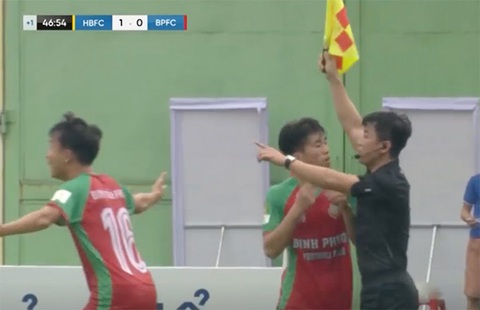 Không biết luật, cầu thủ và HLV Bình Phước gây hấn với trọng tài - Ảnh 1. Không biết luật, cầu thủ và HLV Bình Phước gây hấn với trọng tài - Ảnh 1.