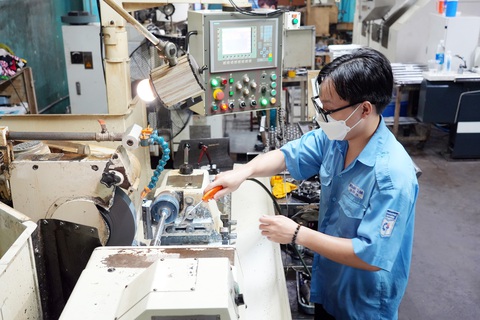 Gấp rút giảm thuế để cứu sức mua - Ảnh 1. Gấp rút giảm thuế để cứu sức mua - Ảnh 1.