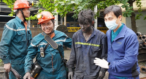 Giải cứu hai công nhân than mắc kẹt do tụt lò - Ảnh 1. Giải cứu hai công nhân than mắc kẹt do tụt lò - Ảnh 1.
