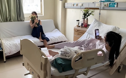 Dù nằm viện cũng nhiệt tình sống ảo - Ảnh 1. Dù nằm viện cũng nhiệt tình sống ảo - Ảnh 1.
