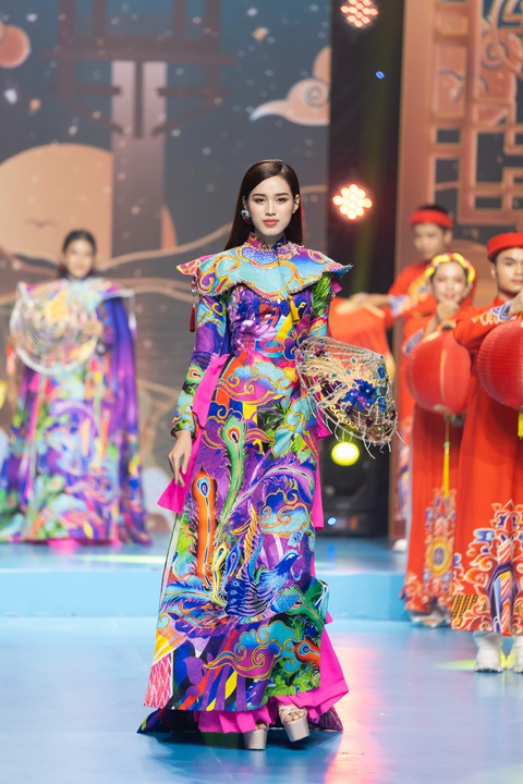 Khánh Vân, Đỗ Hà tôn vinh áo dài lụa - Ảnh 1. Khánh Vân, Đỗ Hà tôn vinh áo dài lụa - Ảnh 1.