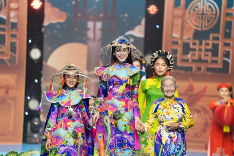 Khánh Vân, Đỗ Hà tôn vinh áo dài lụa - Ảnh 3. Khánh Vân, Đỗ Hà tôn vinh áo dài lụa - Ảnh 3.