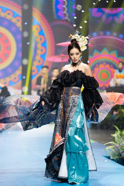 Khánh Vân, Đỗ Hà tôn vinh áo dài lụa - Ảnh 4. Khánh Vân, Đỗ Hà tôn vinh áo dài lụa - Ảnh 4.