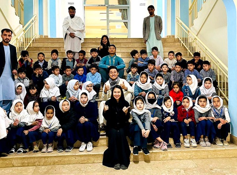 Đến Afghanistan thời Taliban - Kỳ 7: Người Việt lang thang chiến địa Afghanistan - Ảnh 2. Nhóm bạn Việt Nam chụp ảnh lưu niệm cùng các nữ học sinh tại Bảo tàng Quốc gia Afghanistan - Ảnh: H.A