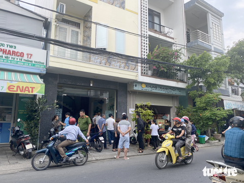 Hàng xóm và người thân tập trung lo hậu sự cho gia đình người xấu số trên đường Tôn Đản (quận Cẩm Lệ, Đà Nẵng) - Ảnh: TRƯỜNG TRUNG Hàng xóm và người thân tập trung lo hậu sự cho cho vợ chồng ông Hồ Tá Lực (quận Cẩm Lệ, Đà Nẵng) bị nạn trong vụ rơi trực thăng - Ảnh: TRƯỜNG TRUNG