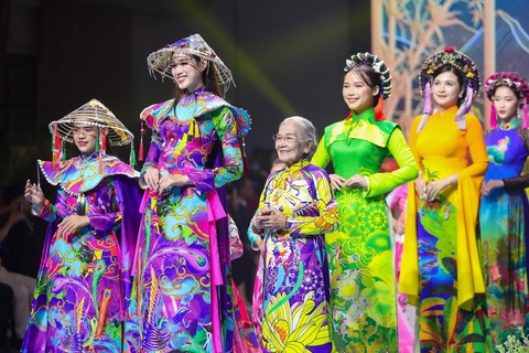 Chất chơi như NSƯT Phi Điểu 91 tuổi vẫn đọ catwalk cùng Đỗ Thị Hà, Khánh Vân - Ảnh 1. Chất chơi như NSƯT Phi Điểu 91 tuổi vẫn đọ catwalk cùng Đỗ Thị Hà, Khánh Vân - Ảnh 1.