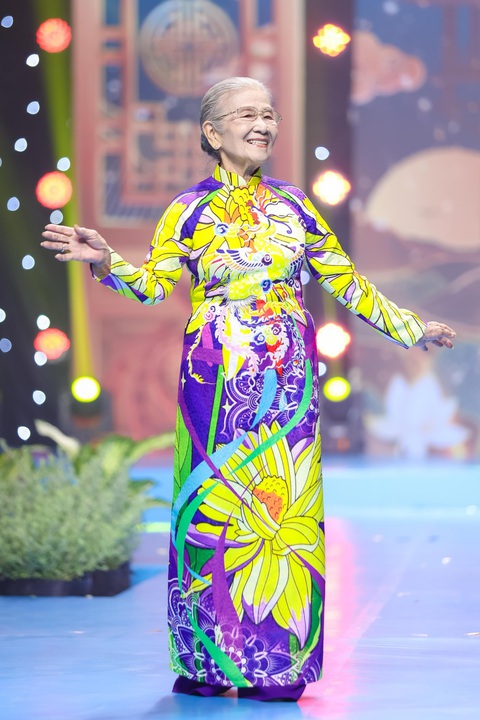 Chất chơi như NSƯT Phi Điểu 91 tuổi vẫn đọ catwalk cùng Đỗ Thị Hà, Khánh Vân - Ảnh 2. Chất chơi như NSƯT Phi Điểu 91 tuổi vẫn đọ catwalk cùng Đỗ Thị Hà, Khánh Vân - Ảnh 2.