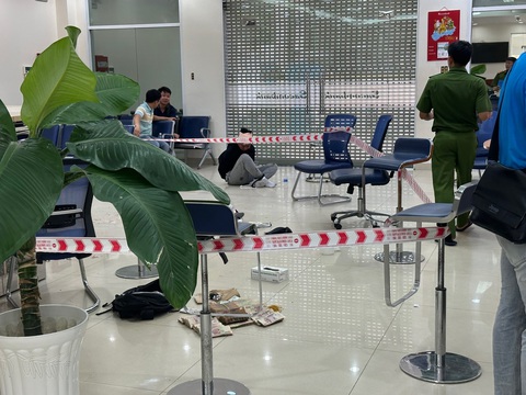 Vụ nổ súng cướp ngân hàng ở Bình Dương: Sacombank lên tiếng - Ảnh 1. Vụ nổ súng cướp ngân hàng ở Bình Dương: Sacombank lên tiếng - Ảnh 1.