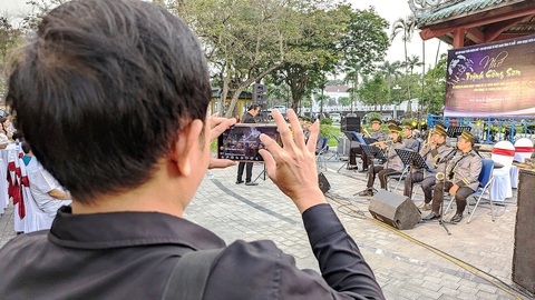 Đội kèn vui vẻ ở cố đô - Ảnh 2. Phong thái biểu diễn của các thành viên CLB dàn kèn Huế khiến khán giả thích thú - Ảnh: NHẬT LINH