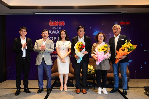 Tuổi Trẻ Start-Up Award: Ban tổ chức tặng hoa cảm ơn một số thành viên hội đồng thẩm định dự buổi họp báo ngày 17-4-2023 - Ảnh: QUANG ĐỊNH Ban tổ chức tặng hoa cảm ơn một số thành viên hội đồng thẩm định dự buổi họp báo - Ảnh: QUANG ĐỊNH
