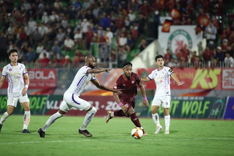 Bình Đình khiến Hà Nội nhận thất bại đầu tiên ở V-League 2023 - Ảnh 2. Rafaelson lập cú hat-trick trong trận Bình Định thắng Hà Nội - Ảnh: N.K