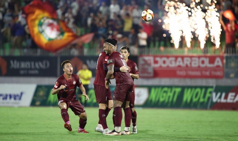 Bình Đình khiến Hà Nội nhận thất bại đầu tiên ở V-League 2023 - Ảnh 1. Niềm vui của các cầu thủ Bình Định sau khi ghi bàn vào lưới Hà Nội - Ảnh: N.K