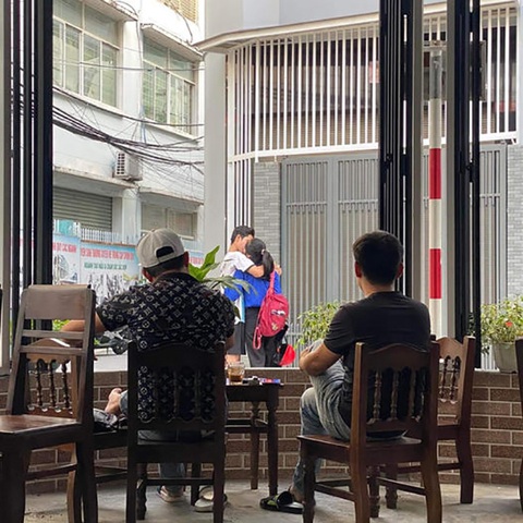 Ảnh vui 17-4: Ngồi không cũng dính cẩu lương - Ảnh 1. Ảnh vui 17-4: Ngồi không cũng dính cẩu lương - Ảnh 1.