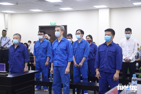 Sáng nay cựu giám đốc Bệnh viện Tim Hà Nội Nguyễn Quang Tuấn hầu tòa - Ảnh 2. Sáng nay cựu giám đốc Bệnh viện Tim Hà Nội Nguyễn Quang Tuấn hầu tòa - Ảnh 2.