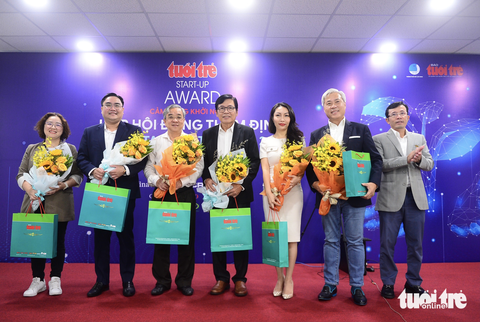 Tuổi Trẻ Start-Up Award: Đã chọn được dự án đoạt giải đặc biệt - Ảnh 1. Hội đồng thẩm định Tuổi Trẻ Start-Up Award năm nay gồm (từ phải sang): ông Trần Xuân Toàn - phó tổng biên tập báo Tuổi Trẻ, ông Don Lam - tổng giám đốc và cổ đông sáng lập VinaCapital, PGS.TS Nguyễn Phương Thảo - giám đốc Trung tâm nghiên cứu bệnh truyền nhiễm Trường ĐH Quốc tế (Đại học Quốc gia TP.HCM), ông Phạm Phú Ngọc Trai - chủ tịch và sáng lập GIBC, tiến sĩ Nguyễn Ngọc Hòa - chủ tịch Hiệp hội Doanh nhân TP.HCM, ông Ngô Minh Hải - chủ tịch Hội Liên hiệp thanh niên Việt Nam TP.HCM, bà Nguyễn Thị Diệu Hằng - giám đốc Trung tâm hỗ trợ thanh niên khởi nghiệp BSSC - Ảnh: QUANG ĐỊNH