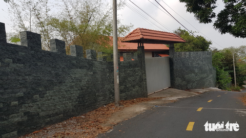 ‘Biệt thự’ trái phép đầu tiên trên núi Sập đang tháo dỡ - Ảnh 5. ‘Biệt thự’ trái phép đầu tiên trên núi Sập đang tháo dỡ - Ảnh 5.