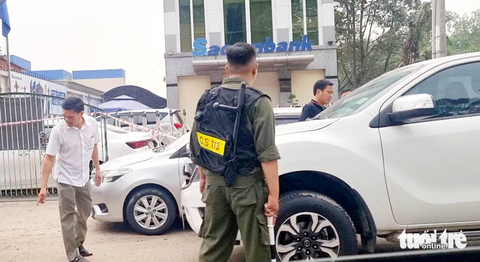 Tới 14h30 chiều 17-4, công an vẫn đang phong tỏa phòng giao dịch của Ngân hàng Sacombank tại huyện Bàu Bàng để làm rõ vụ cướp - Ảnh: BÁ SƠN Tới 14h30 chiều 17-4, công an vẫn đang phong tỏa phòng giao dịch của Ngân hàng Sacombank tại huyện Bàu Bàng để làm rõ vụ cướp - Ảnh: BÁ SƠN