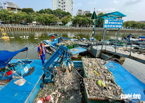 Sau mưa, cá chết, rác nổi lềnh bềnh trên kênh Nhiêu Lộc - Thị Nghè - Ảnh 8. Sau mưa, cá chết, rác nổi lềnh bềnh trên kênh Nhiêu Lộc - Thị Nghè - Ảnh 8.