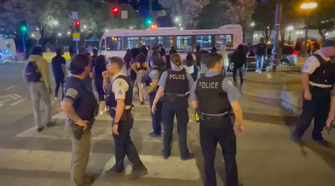 Mỹ: Hàng trăm thanh thiếu niên tràn vào Chicago đập xe, tấn công du khách - Ảnh 1. Mỹ: Hàng trăm thanh thiếu niên tràn vào Chicago đập xe, tấn công du khách - Ảnh 1.
