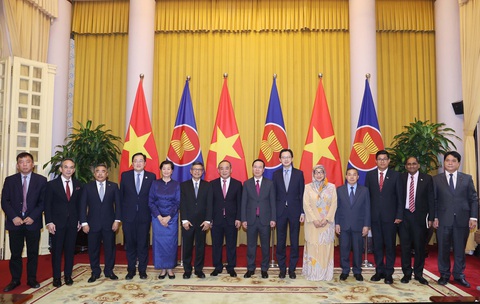 9 đại sứ ASEAN cùng đến chúc mừng Chủ tịch nước Võ Văn Thưởng - Ảnh 1. 9 đại sứ ASEAN cùng đến chúc mừng Chủ tịch nước Võ Văn Thưởng - Ảnh 1.