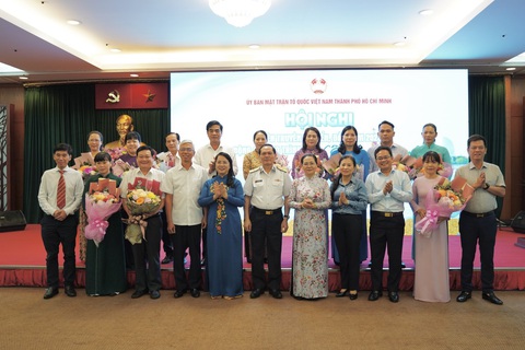 TP.HCM phát động chương trình Vì Trường Sa xanh - Ảnh 2. TP.HCM phát động chương trình Vì Trường Sa xanh - Ảnh 2.