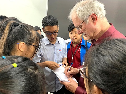 Giáo sư đoạt giải Nobel hóa học: Việc học phải đến từ sự tò mò, yêu thích - Ảnh 1. Giáo sư đoạt giải Nobel hóa học: Việc học phải đến từ sự tò mò, yêu thích - Ảnh 1.