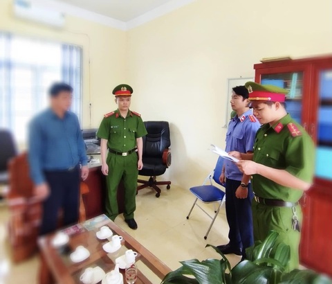 Bắt tạm giam hiệu trưởng dâm ô hai học sinh lớp 9 - Ảnh 1. Bắt tạm giam hiệu trưởng dâm ô hai học sinh lớp 9 - Ảnh 1.