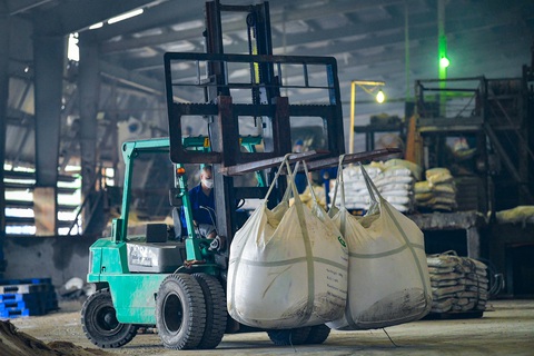 Doanh thu Supe Lâm Thao đạt 1.245 tỉ đồng, tăng 14% dù thị trường gặp khó - Ảnh 2. Nguyên vật liệu được các công nhân chuẩn bị cho các dây chuyền sản xuất bên trong nhà máy - Ảnh: NAM TRẦN