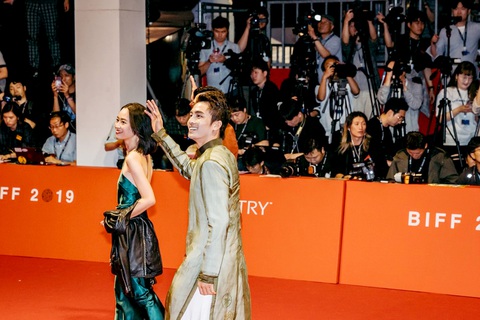 Áo dài và tiếng Việt Nam trên thảm đỏ thế giới - Ảnh 2. Lãnh Thanh trên thảm đỏ Busan 2019 - Ảnh: A.G.