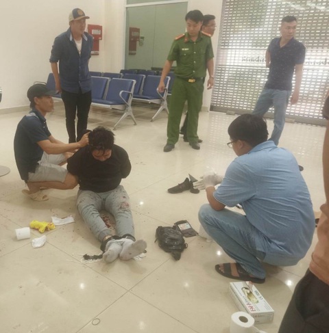 Kẻ cướp ngân hàng tại Bình Dương nói gì sau khi nổ súng? - Ảnh 1. Kẻ cướp ngân hàng tại Bình Dương nói gì sau khi nổ súng? - Ảnh 1.