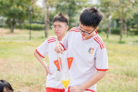 Học sinh trường quốc tế chế tạo tên lửa nước - Ảnh 1. Học sinh trường quốc tế chế tạo tên lửa nước - Ảnh 1.