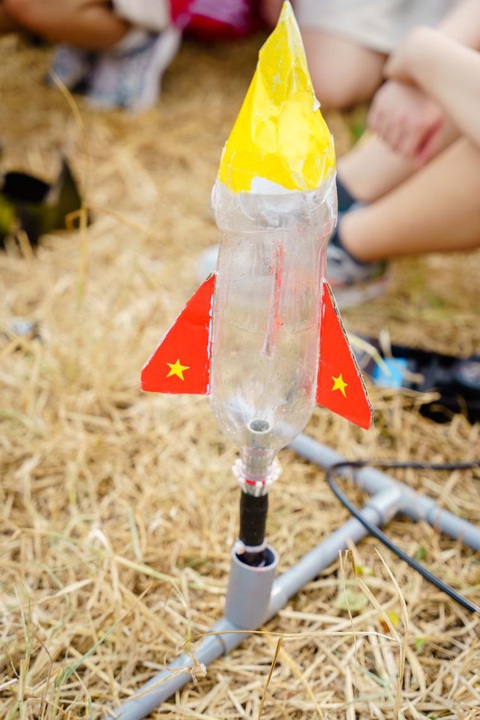Học sinh trường quốc tế chế tạo tên lửa nước - Ảnh 2. Học sinh trường quốc tế chế tạo tên lửa nước - Ảnh 2.