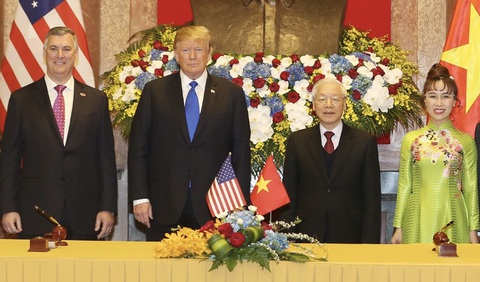 Chuyến thăm của Ngoại trưởng Mỹ và quan hệ hợp tác doanh nghiệp hai nước - Ảnh 2. Tổng bí thư Nguyễn Phú Trọng và cựu Tổng thống Mỹ Donald Trump chứng kiến lễ ký kết hợp tác giữa Vietjet và Boeing năm 2019 tại Hà Nội
