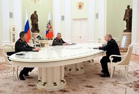 Tin tức thế giới 17-4: Ông Putin gặp bộ trưởng quốc phòng Trung Quốc; Biểu tình ở Cộng hòa Czech - Ảnh 1. Tin tức thế giới 17-4: Ông Putin gặp bộ trưởng quốc phòng Trung Quốc; Biểu tình ở Cộng hòa Czech - Ảnh 1.