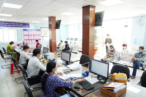Công phá "bức tường" sợ trách nhiệm của cán bộ - Ảnh 1. Giải quyết thủ tục hành chính tại UBND phường Hiệp Bình Chánh, TP Thủ Đức - Ảnh: HỮU HẠNH