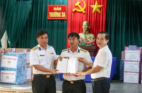 Những cuốn sách đặc biệt gửi Trường Sa - Ảnh 4. Những cuốn sách đặc biệt gửi Trường Sa - Ảnh 4.