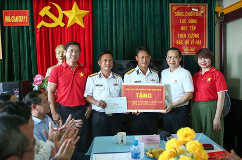 Những cuốn sách đặc biệt gửi Trường Sa - Ảnh 8. Những cuốn sách đặc biệt gửi Trường Sa - Ảnh 8.