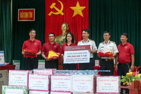Những cuốn sách đặc biệt gửi Trường Sa - Ảnh 7. Những cuốn sách đặc biệt gửi Trường Sa - Ảnh 7.
