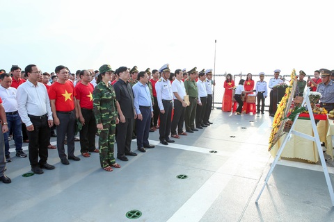 Những cuốn sách đặc biệt gửi Trường Sa - Ảnh 5. Những cuốn sách đặc biệt gửi Trường Sa - Ảnh 5.