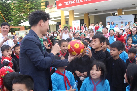 Khởi động chương trình Vươn cao Việt Nam 2023: 1,5 triệu ly sữa chăm sóc trẻ khó khăn - Ảnh 2. Khởi động chương trình Vươn cao Việt Nam 2023: 1,5 triệu ly sữa chăm sóc trẻ khó khăn - Ảnh 2.