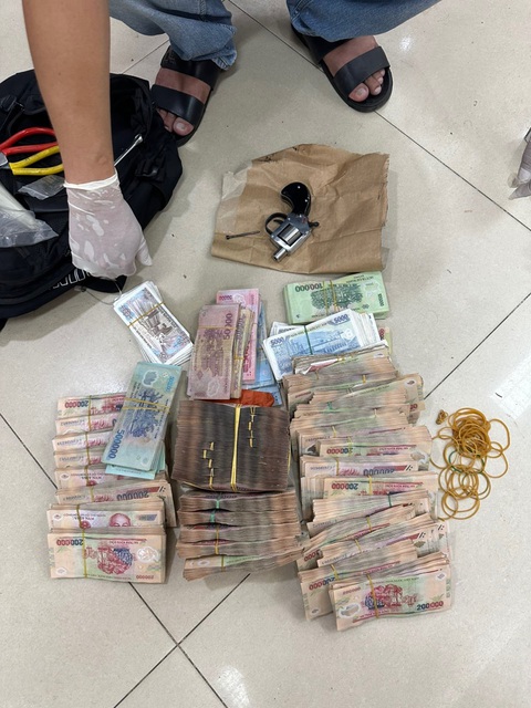 Những phút căng thẳng của người bảo vệ quyết liệt khống chế tên cướp ngân hàng - Ảnh 4. Những phút căng thẳng của người bảo vệ quyết liệt khống chế tên cướp ngân hàng - Ảnh 4.
